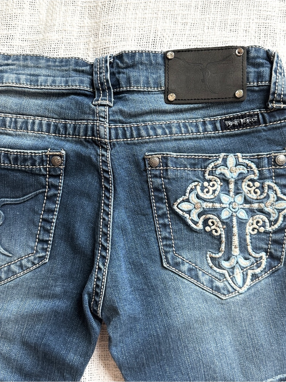 Trinity Ranch Embroidery Embossed Studded Low Rise Bootcut Jeans 🐃 Size 1 - Picture 7 of 8